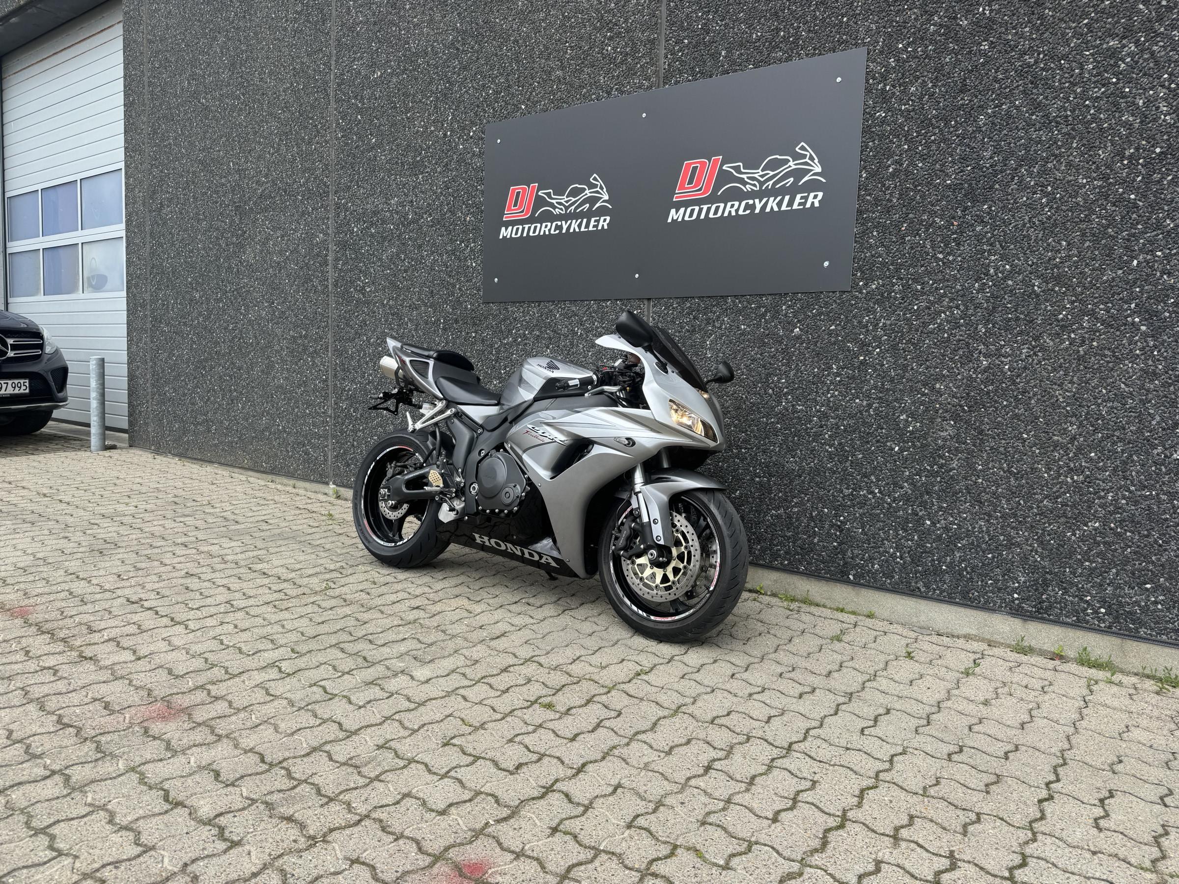 Honda CBR 1000 RR Fireblade 2007 - Billede 3